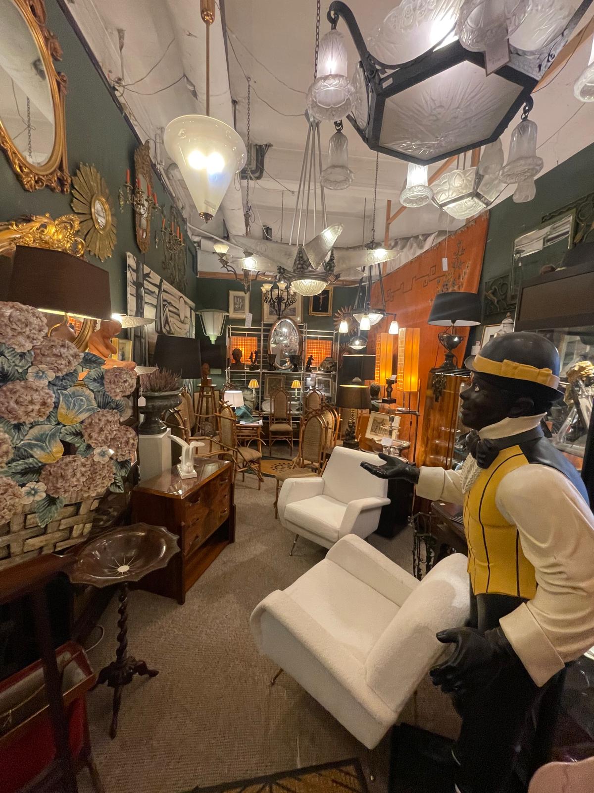 Intérieur boutique d'antiquités