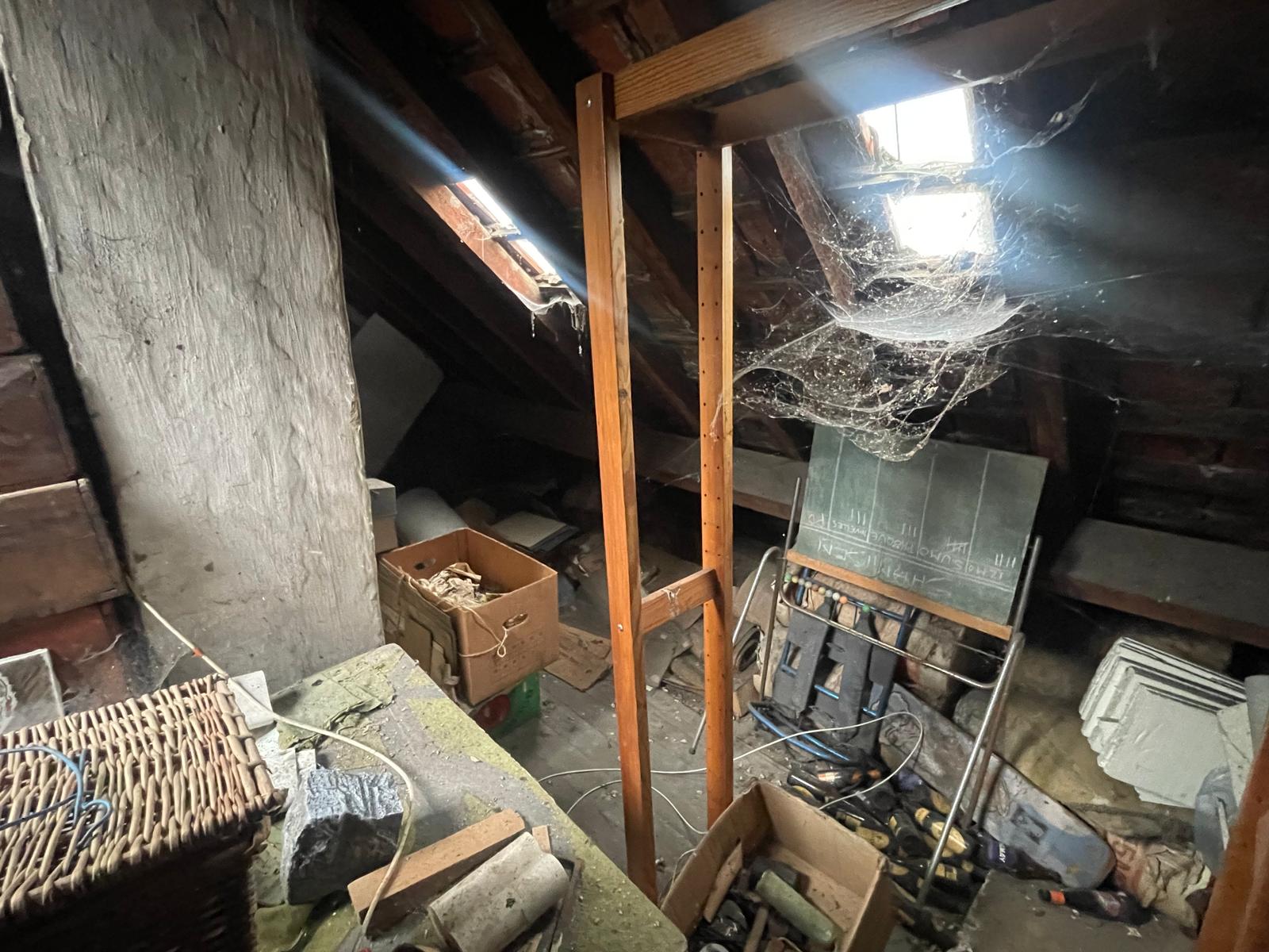 Espace sous les combles à débarrasser